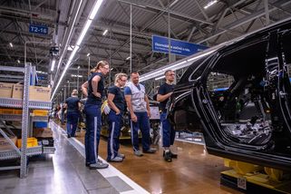 Češi se na elektroauta dívají kysele. Škoda, Hyundai i Toyota přitom už kvůli nim mění výrobu